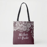 Bolsa Tote Mãe personalizada de burgundy da noiva<br><div class="desc">design de renda floral em cranberry com fundo vermelho vermelho,  com um roteiro personalizável de "mãe da noiva" e nome personalizado nas costas,  elegante e elegante,  presentes personalizados de excelente para a mãe da noiva.</div>