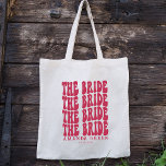 Bolsa Tote Magenta Boho Trendy Boho Noiva Personalizada Retro<br><div class="desc">Você está procurando o presente perfeito para sua próxima festa de solteira? Não olhe mais do que as nossas malas personalizadas! Cada saco de tote é feito com materiais de alta qualidade e apresenta um design único e moderno que vai corresponder perfeitamente ao seu estilo. Além disso, cada saco de...</div>