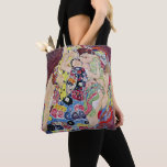 Bolsa Tote Maiden (Virgem), Gustav Klimt, Vintage Art Nouveau<br><div class="desc">Bonitas malas de impressão! Disponível em dois estilos e dois tamanhos! O Maiden (também conhecido como A Virgem) (1913), de Gustav Klimt, é uma pintura de retrato simbólico da Era Vitoriana Art Nouveau. Várias mulheres bocejando, esticando e dormindo em uma cama coberta de cobertores coloridos de padrão de mosaico. Sobre...</div>