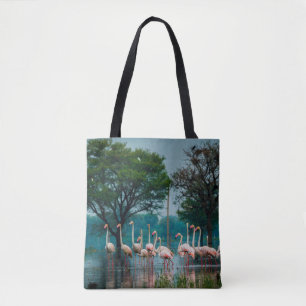 Bolsa Tote Maior rebanho flamingo no habitat natural. Uma nat