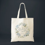 Bolsa Tote Mala de tote floral azul-poeirento personalizado<br><div class="desc">Escrita moderna de madrinha com aquarela floral em azul empoeirado e verde-sábio,  fofinha e personalizada,  sacos de tote de Bridesmaid para presentes de noivas.</div>
