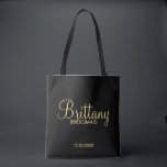 Bolsa Tote Malas de ponte Douradas e pretas modernas<br><div class="desc">Modern Black and Dourado Personalised Bridesmaids Gifts com o nome personalizado da dama de honra no estilo de fonte de script moderno em ouro com título e data de casamento no estilo de fonte sans moderno em fundo preto. Também perfeito para Madrinha de casamento, Flor Girl, Mãe da Noiva e...</div>