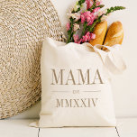 Bolsa Tote Mama Roman Numeral Year Estabelecido<br><div class="desc">Uma bolsa de tote moderna minimalista para celebrar uma nova mãe chique, esta bolsa mínima limpa apresenta "Mamã" ou a sua escolha de apelido mamãe em letras de serifa neutras que em letras de serifa. Personalize com o ano em que ela se tornou mãe debaixo de elegantes números romanos para...</div>