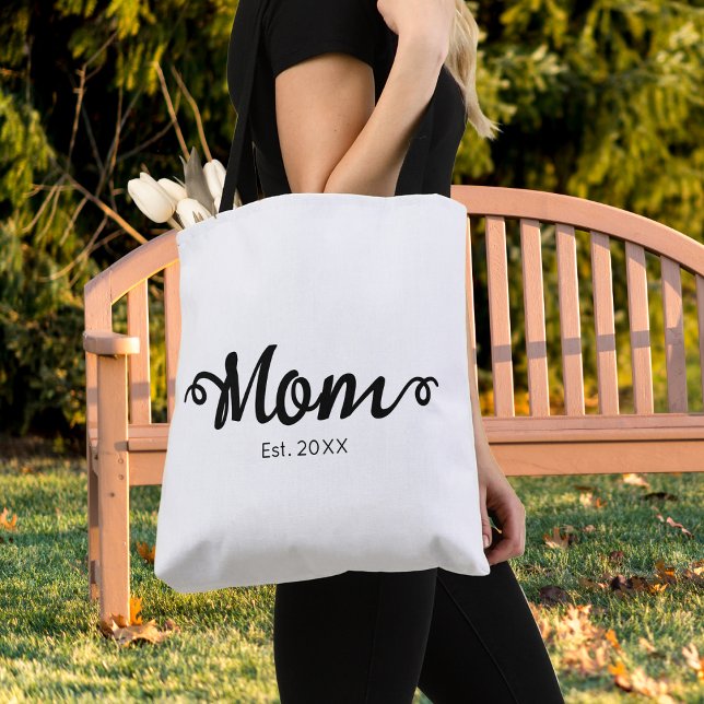 Bolsa Tote Mamãe Estabeleceu Novo Presente Mãe (Mom Established New Mom Gift Tote Bag in White with Black Script Text, Established Est Date.)