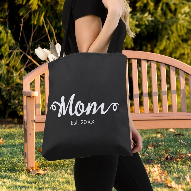 Bolsa Tote Mamãe Estabeleceu Novo Presente Mãe (Mom Established New Mom Gift Tote Bag in Black with White Script Text, Est Date.)