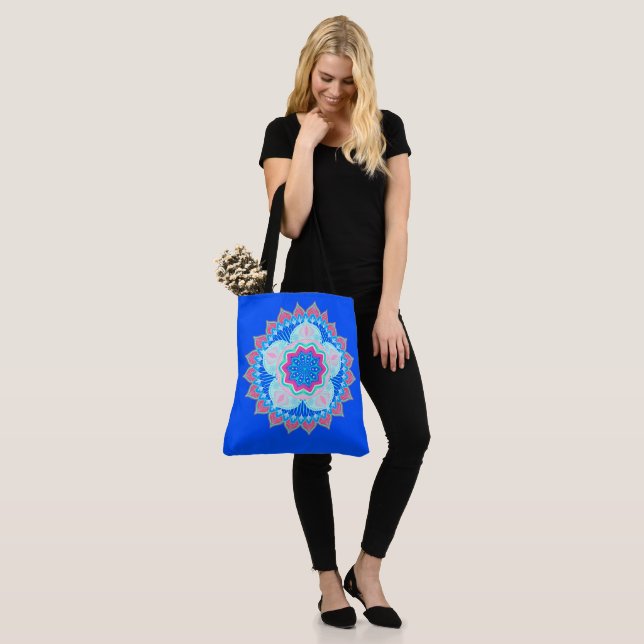 Bolsa Tote Mandala Azul Rosa sobre Fundo Azul (No(a) Modelo)
