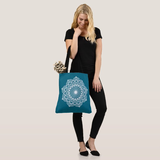 Bolsa Tote Mandala Branco em Fundo Azul (No(a) Modelo)