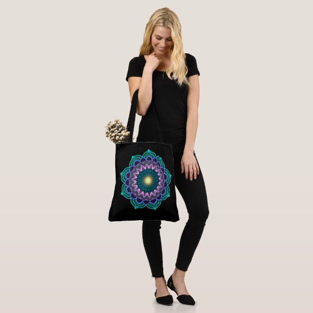 Bolsa Tote Mandala Colorida em Fundo Preto (No(a) Modelo)