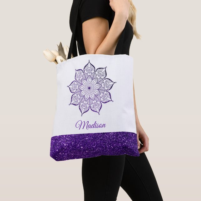 Bolsa Tote Mandala de Brilho Falso Roxo em Branco (Close Up)