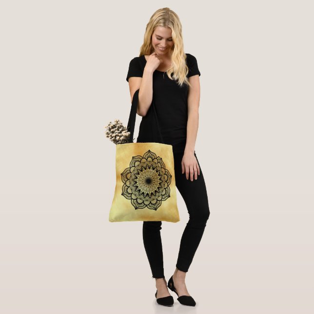 Bolsa Tote Mandala Preto em Fundo Dourado Suave (No(a) Modelo)