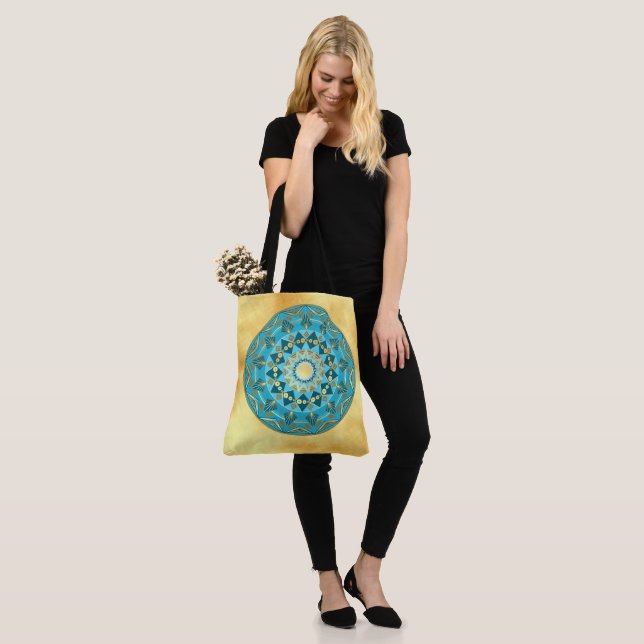 Bolsa Tote Mandala Preto em Fundo Dourado Suave (No(a) Modelo)