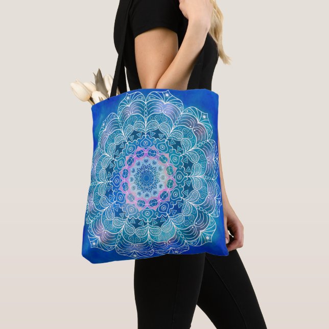 Bolsa Tote Mandala White Outline 12 sobre Blue Teal - (Close Up)