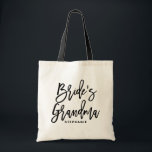 Bolsa Tote Mão Negra - Personalizada a avó da noiva<br><div class="desc">A vovó da noiva personalizável. Saco de tota moderno e clássico com um roteiro preto de letras de mão "avó da noiva". Personalize adicionando o nome do receptor,  a hashtag do casamento ou outros detalhes. Perfeito como presente para sua festa de casamento ou festa noiva.</div>