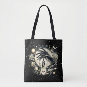Bolsa Tote Mão segurando um cristal sob a luz do luar