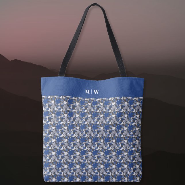 Bolsa Tote Mapeamento deixa azul em um fundo de carvão (Maple Leaves Blue on a Charcoal Background Tote Bag by The Canadian Outpost Shop)