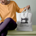 Bolsa Tote Máquina de Serradura de Vintagem Roxa<br><div class="desc">Saco de orçamento elegante para alfaiates,  costureiras,  designers de moda,  estilistas e muito mais apresentando uma ilustração de máquina de costura de safra em cor de beringela roxa com duas linhas de texto personalizado em branco. A cor da máquina de costura é editável!</div>