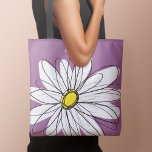 Bolsa Tote Margarida Whimsical - orquídea - nome do script de<br><div class="desc">Uma dúzia de desenhos de margarida. As linhas modernas são desenhadas à mão e incluem pétalas brancas e um centro amarelo para a flor. O fundo é um roxo macio, pastel - e o nome é um roteiro de tendências em branco. Você pode adicionar um nome, um monograma ou outro...</div>