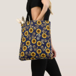 Bolsa Tote Marinho Amarelo sunny Dourado Girassóis Girassóis<br><div class="desc">Este padrão floral elegante e chico é perfeito para a estação de Verão. Apresenta um padrão de girassol pintado a amarelo e marrom com folhas falsas impressas de folha de ouro sobre um simples fundo azul marinho. Esta impressão é a moda, o país e o moderno. ***NOTA DE DESIGN IMPORTANTE:...</div>