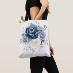 Bolsa Tote Marinho Azul Dusty Champanhe Ivory Floral Casament<br><div class="desc">Saco de presente de noiva azul-poeirento com buquê elegante de azul-marinho, azul-real, branco, ouro, marfim de champanhe, rosa de cor escamosa, botões de flor ranunculus e folhas de eucalipto verde-sábio e buquê de cor aquosa elegante. Entre em contato comigo para obter ajuda sobre a personalização ou se você precisar de...</div>