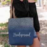 Bolsa Tote Marinho Blue Silver Glitter Wedesmaid<br><div class="desc">Este design foi criado por design digital. Entre em contato comigo em colorflowcreations@gmail.com se você quiser usar este design em outro produto. Compre minha pintura de acrílico abstrato original para venda em www.etsy.com/colorflowart. Veja mais das minhas criações ou siga-me em www.facebook.com/colorflowcreations, www.instagram.com/colorflowcreations, www.twitter.com/colorflowart e www.pinterest.com/colorflowcreations. Pintura acrílica fluida, abstrato, pinturas...</div>