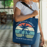 Bolsa Tote Marinho de Árvore Tropical de Praia Personalizada<br><div class="desc">Uma bela bolsa de férias de praia da família de verão com belas palmeiras em frente a um bonito pôr do sol e céu azul. Personalizar para uma viagem à distância ou à praia tropical. Belo saco azul-marinho personalizado.</div>