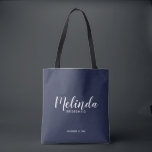 Bolsa Tote Marinho de Script Moderno - Tabelas de Bridesmaids<br><div class="desc">Bolsa-Bagagem de Marinho do de Script Moderno, Blue Personalized Bridesmaids, apresentando o nome de uma dama de honra personalizada no estilo de letra da caligrafia moderna, com título e data de casamento no estilo de fonte sans serif moderno, em fundo azul marinho. Também perfeito para Madrinhas de casamento, Flower Girl,...</div>