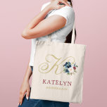 Bolsa Tote Marinho Dourado Vinho Floral Personalizado Festa d<br><div class="desc">Um saquinho de tote personalizado elegante apresenta um roteiro inicial acentuado com um belo buquê floral de aquarela em azul marinho, vinho tinto e rosa pincelado com verde. Personalize o título inicial, primeiro nome e partido noivo. Faz um presente único para as damas de honra e outros membros do seu...</div>