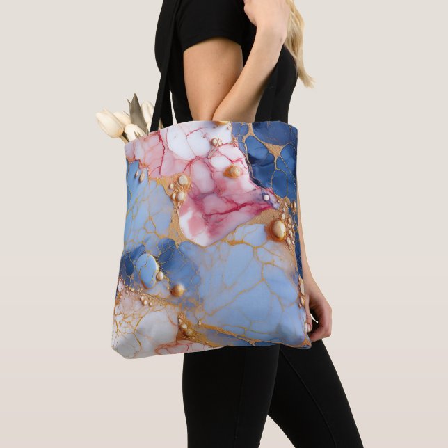 Bolsa Tote Mármore Blush & Safira com Pérolas Douradas (Close Up)