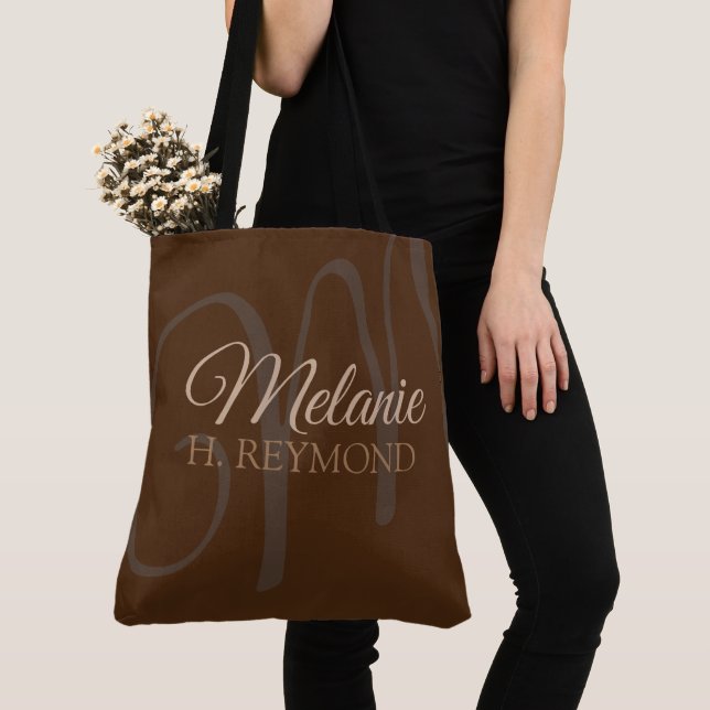 Bolsa Tote Marrom Elegante com seu Nome e Inicial (Close Up)