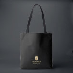 Bolsa Tote Másculina Preta e Dourada Porta-Pontas Personaliza<br><div class="desc">Adicione um toque pessoal ao seu casamento com a dama de honra personalizada. Este saco apresenta um monograma preto no elemento círculo dourado com o nome e o título no estilo de fonte profissional dourada sobre fundo preto. Também perfeito para madrinha de casamento, florista e muito mais. Nota: Os detalhes...</div>