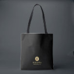 Bolsa Tote Másculina Preta e Dourada Porta-Pontas Personaliza<br><div class="desc">Adicione um toque pessoal ao seu casamento com a dama de honra personalizada. Este saco apresenta um monograma preto no elemento círculo dourado com o nome e o título no estilo de fonte profissional dourada sobre fundo preto. Também perfeito para madrinha de casamento, florista e muito mais. Nota: Os detalhes...</div>