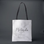 Bolsa Tote Mastras Personalizadas Clássicas do Marble Elegant<br><div class="desc">Clássico Elegante Marble Modern Script Personalizado Bridesmaids Tote Bag com o nome personalizado da madrinha em estilo de fonte moderno de caligrafia com título e data de casamento no estilo de fonte sans serif moderno em fundo de mármore branco. Também perfeito para Madrinha de casamento, Flor Girl, Mãe da Noiva...</div>