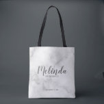 Bolsa Tote Mastras Personalizadas Clássicas do Marble Elegant<br><div class="desc">Clássico Elegante Marble Modern Script Personalizado Bridesmaids Tote Bag com o nome personalizado da madrinha em estilo de fonte moderno de caligrafia com título e data de casamento no estilo de fonte sans serif moderno em fundo de mármore branco. Também perfeito para Madrinha de casamento, Flor Girl, Mãe da Noiva...</div>