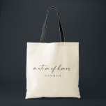 Bolsa Tote Matão de Honra Tote Bag | Script moderno<br><div class="desc">Esta bolsa de tote simples é um presente tão divertido para as vossas raparigas favoritas! A design mínima, mas elegante, é perfeita para a noiva moderna. Apresentando um script de assinatura manuscrito com uma fonte simples sans-serif. Personalize este saco com o nome da sua matriz de honra clicando em "Detalhes"...</div>