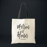 Bolsa Tote Matrona do casamento feito sob encomenda do estilo<br><div class="desc">Um pouco algo para sua matrona ultra especial da honra. Tenha-a feliz estar por seu lado em seu dia especial do matrimônio com esta bolsa de canvas original. Caracteriza as palavras "madrinha de casamento" em um texto elegante do estilo do roteiro. Debaixo disto é um ponto para um nome feito...</div>