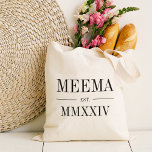 Bolsa Tote Meema Roman Numeral Year Estabelecido<br><div class="desc">Uma bolsa de tote moderna minimalista para celebrar uma avó chinesa,  esta bolsa mínima limpa apresenta "Meema" ou a sua escolha de apelido avó em letras negras de serifa. Personalize com o ano em que ela se tornou avó por baixo de elegantes números romanos para um toque chic.</div>