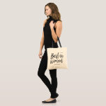 Bolsa Tote Melhor Mulher | Casamento de Estilo de Escrevendo<br><div class="desc">Mostre-lhe o seu apreço por estar ao seu lado no seu dia especial do casamento com este único saco de tote do dia do casamento. Ele apresenta a palavra "Melhor Mulher" em um texto elegante no estilo script. Por baixo deste é um lugar para o nome dela.</div>