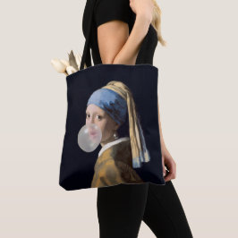 Bolsa Tote Menina com brinco de pérola soprando chiclete
