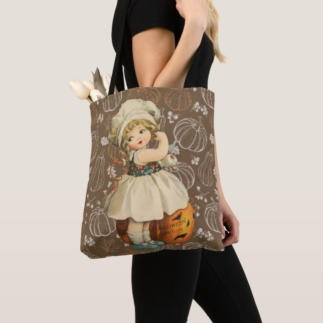 Bolsa Tote Menina Esculpindo Maçã no Halloween (Close Up)