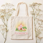 Bolsa Tote Meninas Whimsical Pink Princess Castle Kids<br><div class="desc">Esta bolsa de tote de garotas bonitinhas e caprichosas apresenta um castelo encantado rosa,  com príncipe e princesa,  e espaço para adicionar um nome em tipografia elegante. O perfeito design mágico para qualquer criança ou adulto adorável!</div>