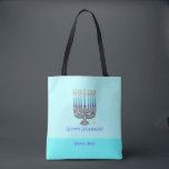 Bolsa Tote Menorah Whimsical "Happy Hanukkah" Personalizável<br><div class="desc">Este Whimsical Menorah "Happy Hanukkah" Personalizável Tote Bag apresenta uma ilustração divertida de uma menorah carregada de vela sobre fundo azul claro com as palavras "Happy Hanukkah!" O saco durável de tecido de poliéster vem em dois tamanhos convenientes — meio 16"x16" e 18"x18" grande, ambos alinhados, com tiras de teia...</div>