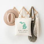 Bolsa Tote Michigan Wedding Welcome<br><div class="desc">Bem-vindos dos convidados de casamento da cidade com um cheio de lanches e guloseimas personalizadas com o estado onde você vai se casar, com os nomes da noiva e do noivo e a data do casamento. Clique em Personalizar para mover o coração para mostrar qualquer cidade ou local no mapa...</div>