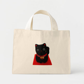 Bolsa Tote Mini Black Maneki Neko em um tapete vermelho