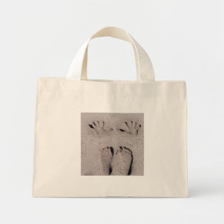 Bolsa Tote Mini impressões de mão e pés na areia da praia da Flóri