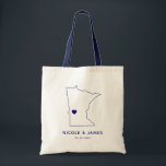 Bolsa Tote Minnesota Map Wedding Bag Bolsa, Marinho<br><div class="desc">Saco de presente de boas-vindas com gráfico de mapa. Seus hóspedes vão adorar entrar no hotel deles e encontrar essa bolsa cheia de guloseimas esperando por eles. Você pode posicionar o coração no local do grande dia usando o recurso "personalizar mais".</div>