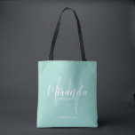 Bolsa Tote Mint Green Modern Script Personalizado Bridesmaids<br><div class="desc">Adicione um toque pessoal ao seu casamento com madrinhas personalizadas. Este saco apresenta o nome personalizado da dama de honra no estilo de letra branco do script moderno e monograma no estilo de letra verde-moderno do script, como fundo com título e data de casamento no estilo de letra branco do...</div>