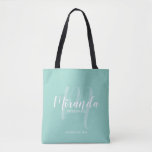 Bolsa Tote Mint Green Modern Script Personalizado Bridesmaids<br><div class="desc">Adicione um toque pessoal ao seu casamento com madrinhas personalizadas. Este saco apresenta o nome personalizado da dama de honra no estilo de letra branco do script moderno e monograma no estilo de letra verde-moderno do script, como fundo com título e data de casamento no estilo de letra branco do...</div>