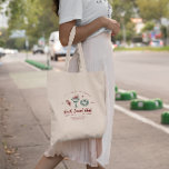 Bolsa Tote Mistletoe Margaritas | Bachelorette Natal<br><div class="desc">Celebre sua festa de solteira de férias em estilo com esta sacola festiva "Mistletoe Margaritas"! Perfeito para carregando de todos os seus aspectos essenciais, esta na moda apresenta ilustrações lúdicas de uma margarita, condecoração e decoração de feriados. Projetado com cores vibrantes e texto personalizado, este saco de totas é ideal...</div>