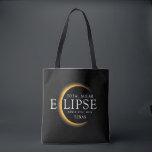 Bolsa Tote Modern Black & Dourado 2024 Texas Total Eclipse So<br><div class="desc">Apresentando nossa camiseta personalizada de Eclipse Solar Total Dourada 2024 do Texas, um na moda e uma peça comemorativa para este raro evento celeste. esta camisa captura a elegância e o entusiasmo do eclipse solar total. Com o ano de 2024 exibido com ousadia, juntamente com a localização do Texas, ele...</div>