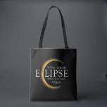 Bolsa Tote Modern Black & Dourado 2024 Texas Total Eclipse So<br><div class="desc">Apresentando nossa camiseta personalizada de Eclipse Solar Total Dourada 2024 do Texas, um na moda e uma peça comemorativa para este raro evento celeste. esta camisa captura a elegância e o entusiasmo do eclipse solar total. Com o ano de 2024 exibido com ousadia, juntamente com a localização do Texas, ele...</div>